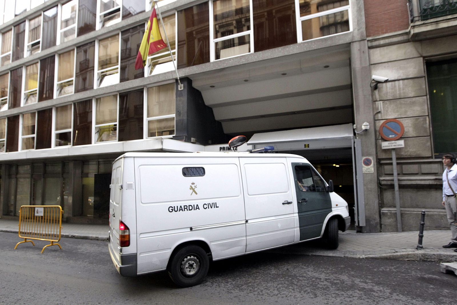 Los furgones que trasladan a los dieciocho miembros de Herrira, a su llegada a la Audiencia Nacional para pasar a disposición del juez.