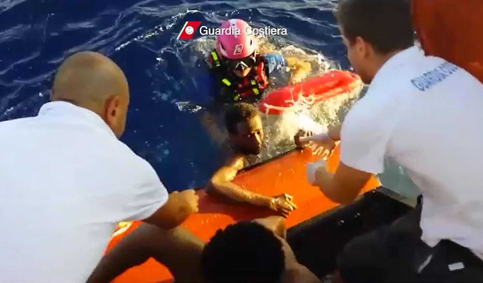 La Guardia Costera rescate con vida a uno de los inmigrantes del naufrragio frente a Lampedusa.