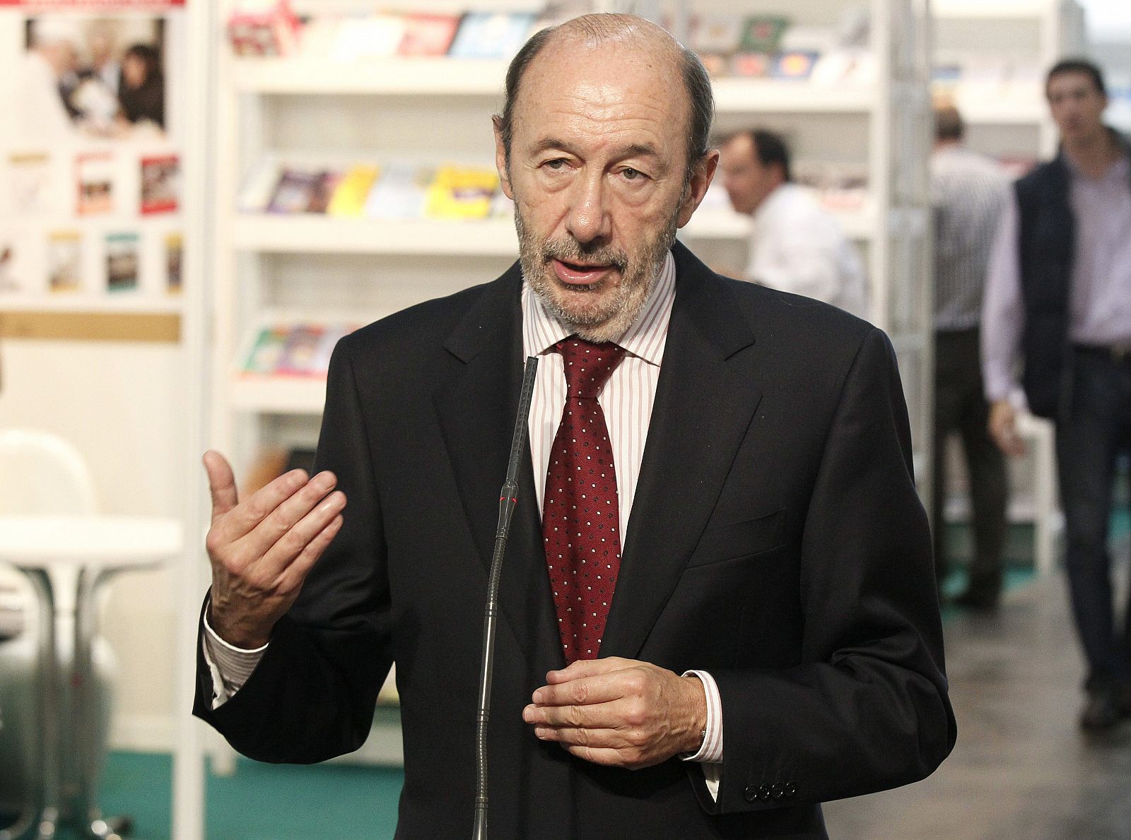 Alfredo Pérez Rubalcaba responde a la prensa durante su visita a la feria del libro LIBER 2013