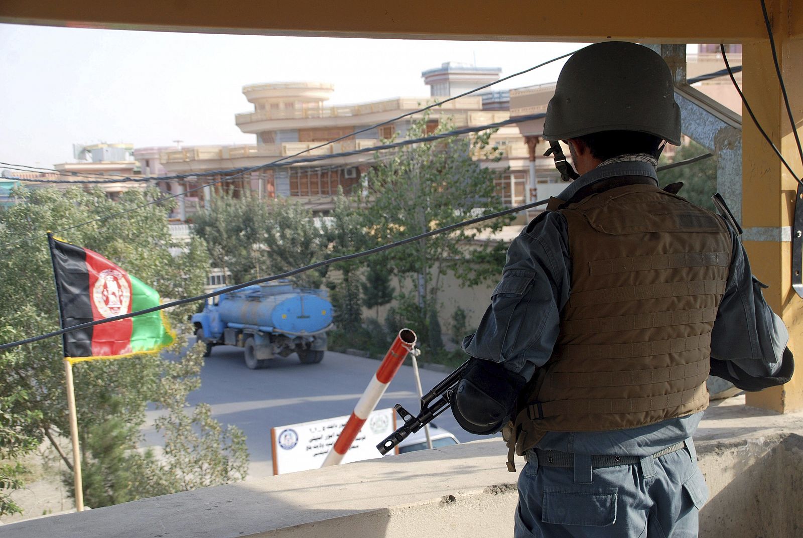 Un soldado custodia un puesto de control en Mazar-i-Sharif (Afganistán)