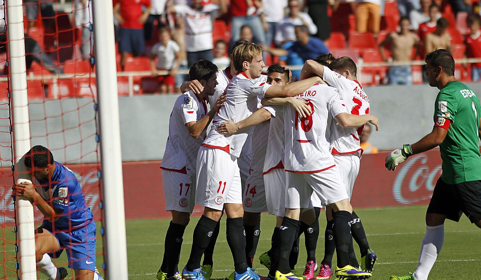 Los jugadores del Sevilla celebran el primer gol marcado ante el Almería, por su compañero, el francés Kevin Gameiro.