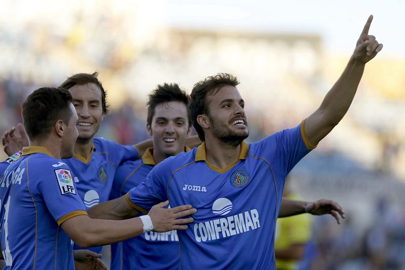 El centrocampista del Getafe Pedro León celebra con sus compañeros su segundo gol ante el Betis.