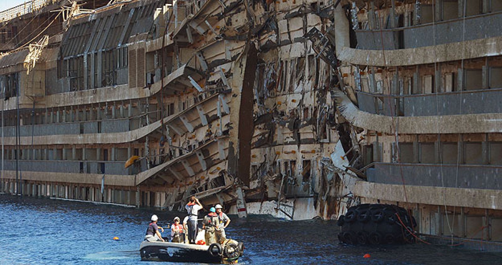 Un grupo de expertos inspeccionan los daños en el Costa Concordia