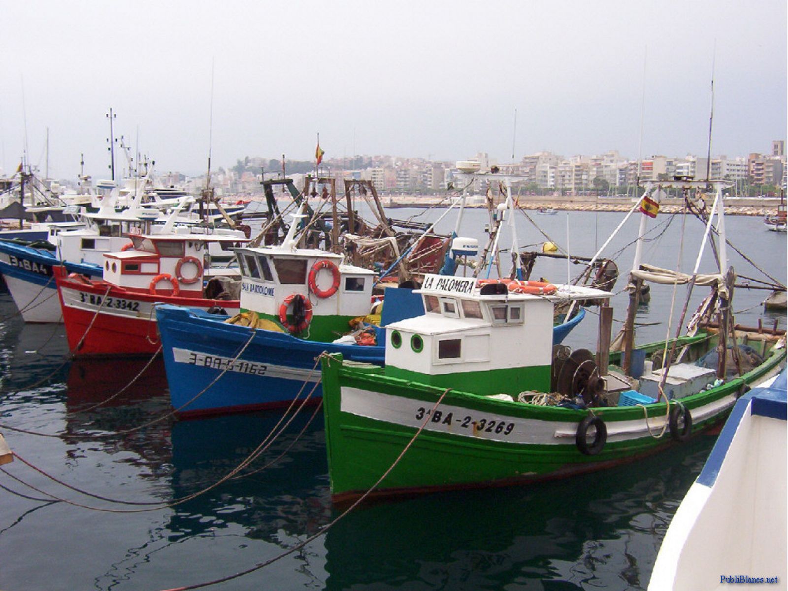 Pesqueros amarrados a puerto