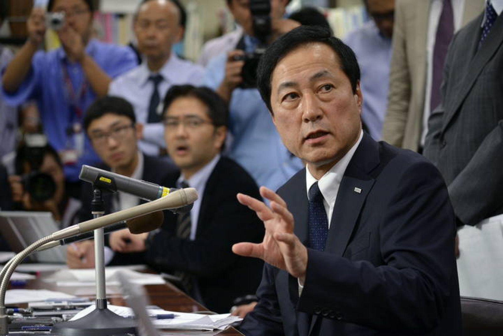 El presidente del banco japonés Mizuho, Yasuhiro Sato, durante una rueda de prensa en Tokio 