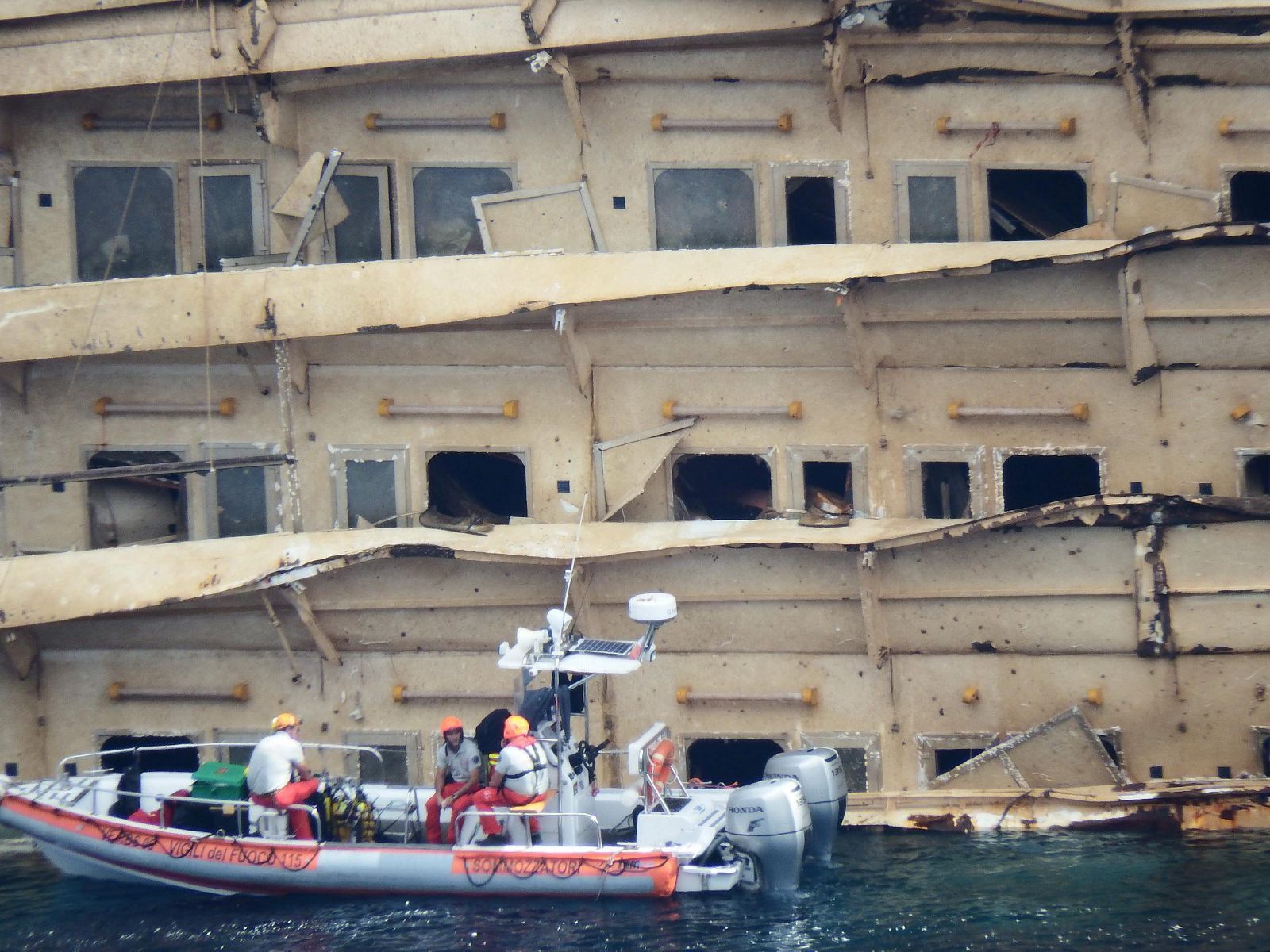 Un equipo de rescate participa en labores de búsqueda de los restos de dos víctimas del naufragio del crucero Costa Concordia, en en la isla del Giglio (Italia)