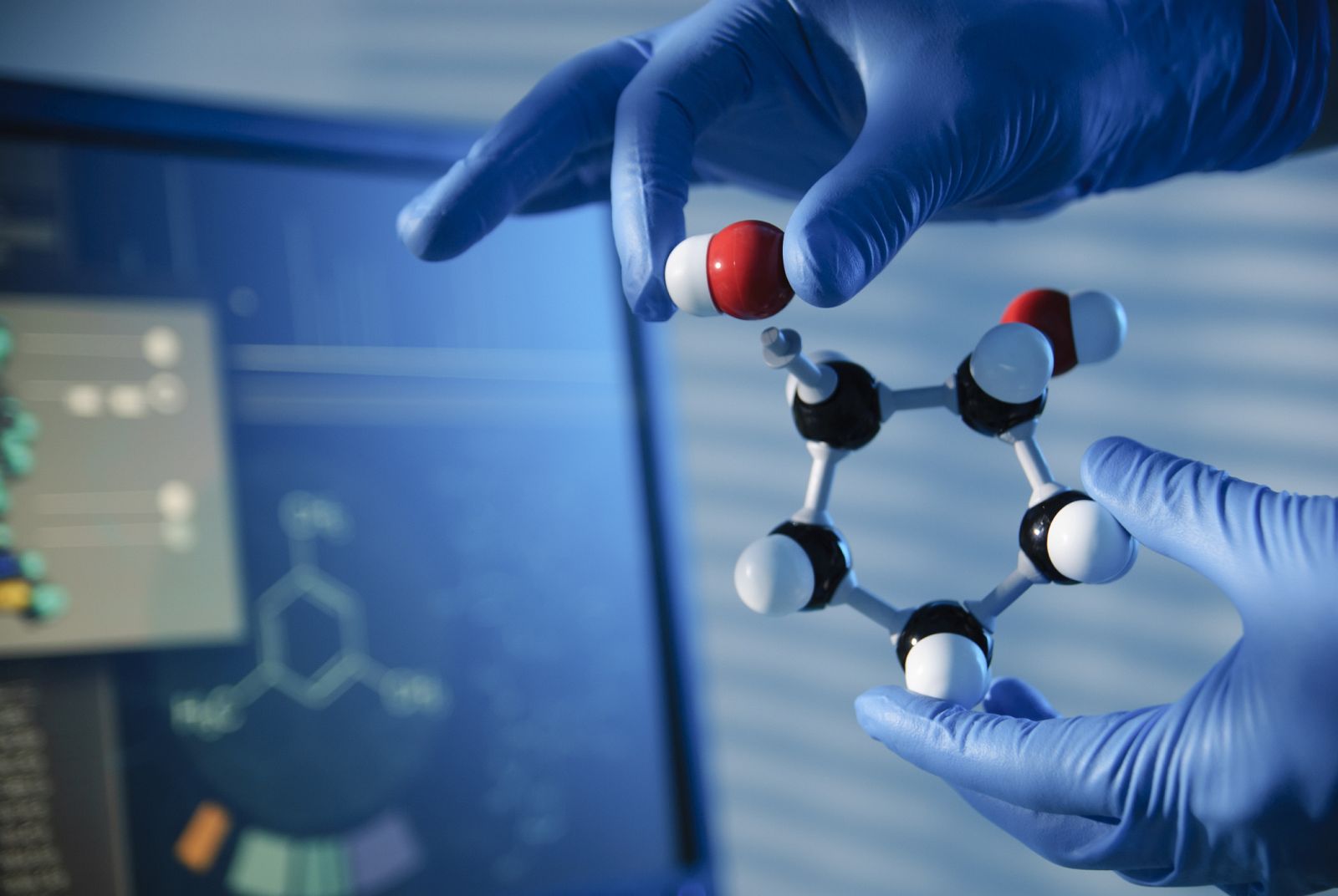 Estructura molecular frente a un ordenador.