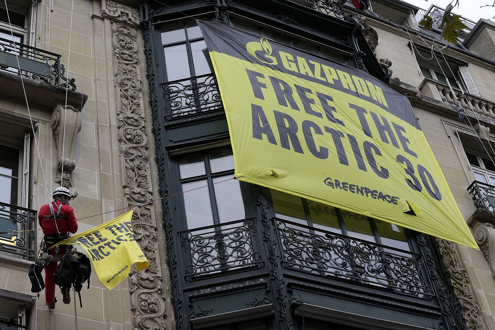 Activistas de Greenpeace piden en París la liberación de los detenidos en Rusia