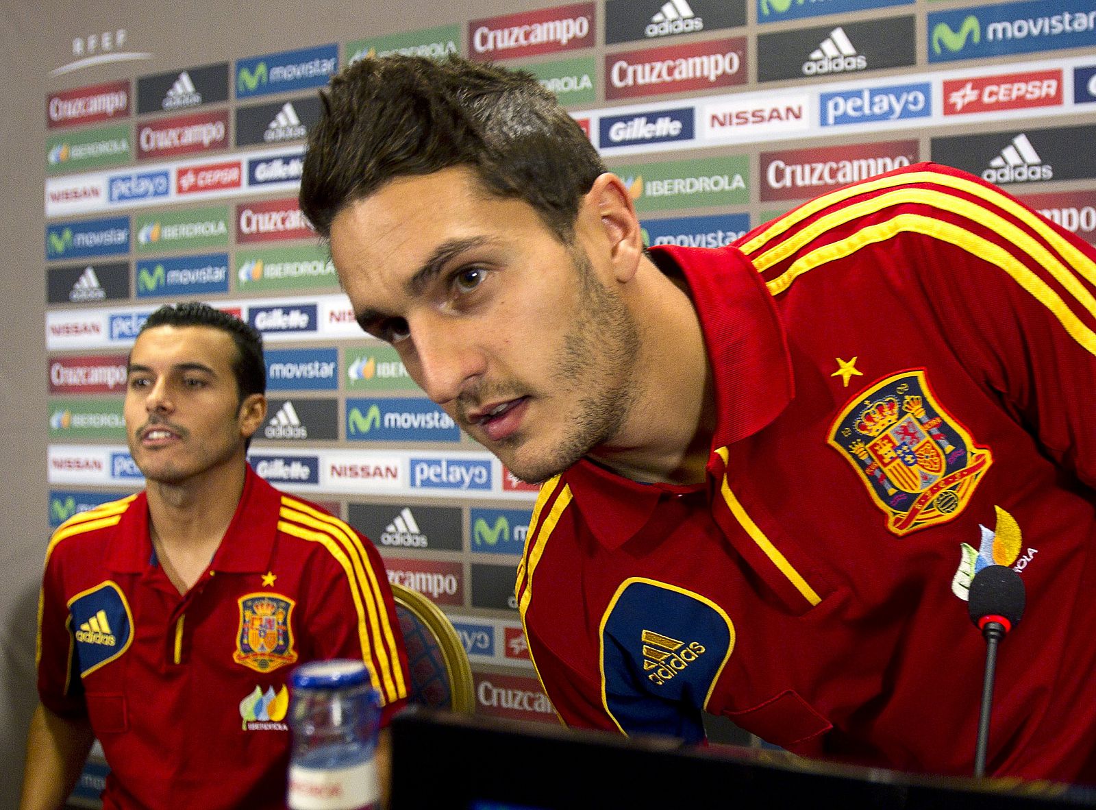 Los jugadores de la selección española Pedro (I) y Koke (D).