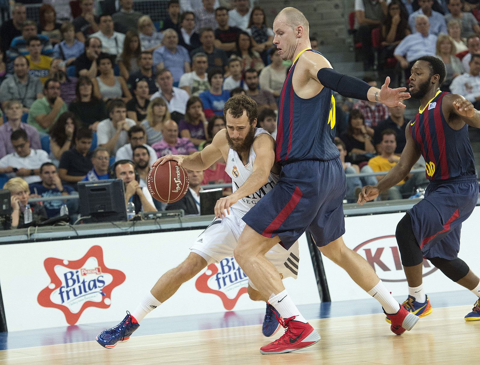 Imagen de archivo del partido de la final de la Supercopa Endesa entre Real Madrid y Barcelona.