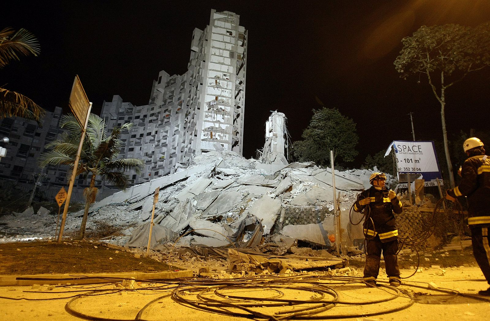 Equipos de rescate llegan al edificio Space, en Medellín (Colombia).