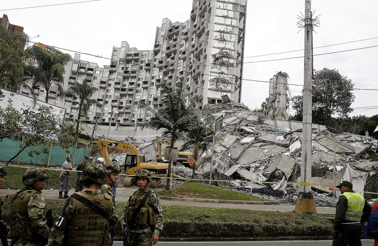 Hallan el primer cadáver entre los escombros del edificio que se desplomó en Colombia