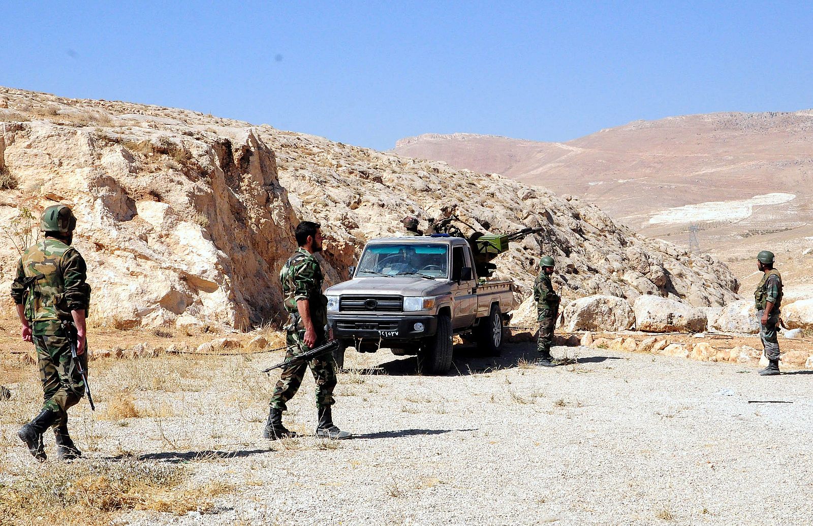 Soldados del Ejército sirio patrullan en una zona rural al norte de la capital, Damasco