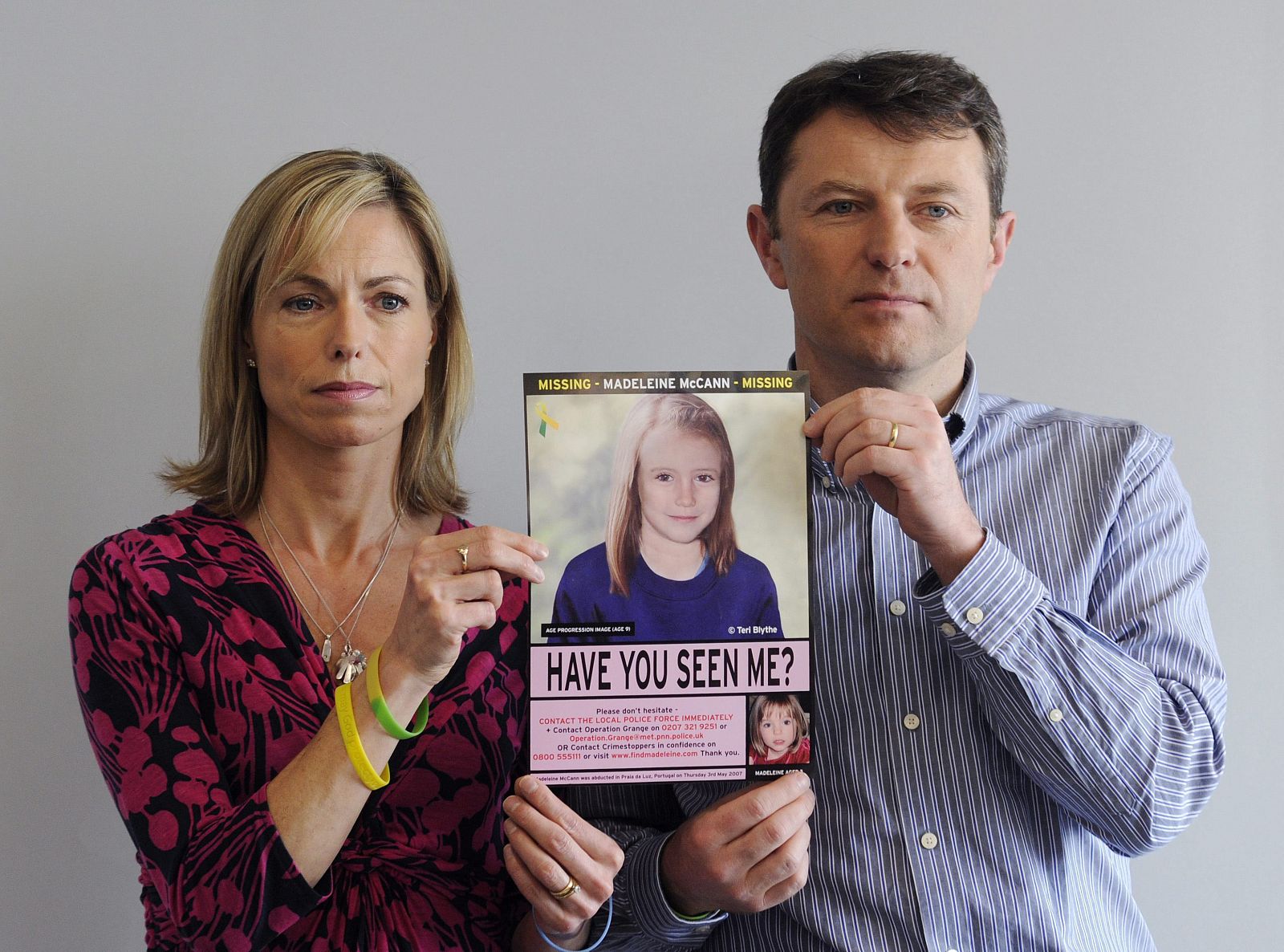 Los padres de Madeleine McCann posan en 2012 con un cartel de búsqueda de su niña, desaparecida en 2007.