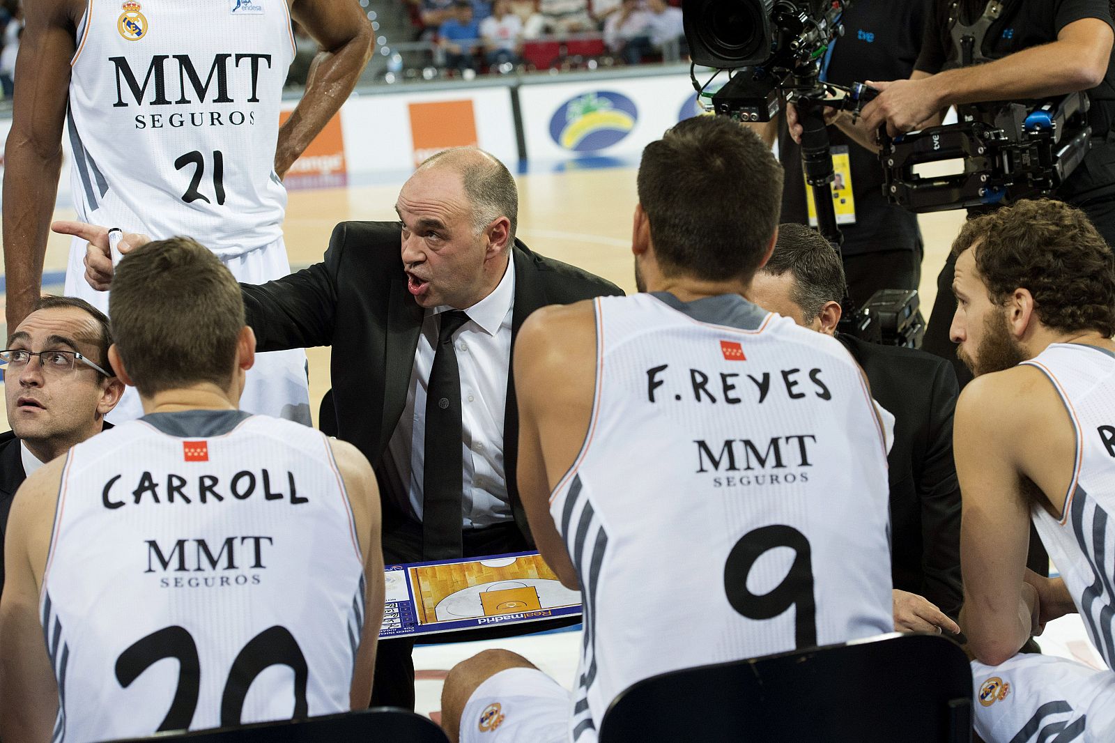 El entrenador del Real Madrid, Pablo Laso, da instrucciones a sus jugadores.