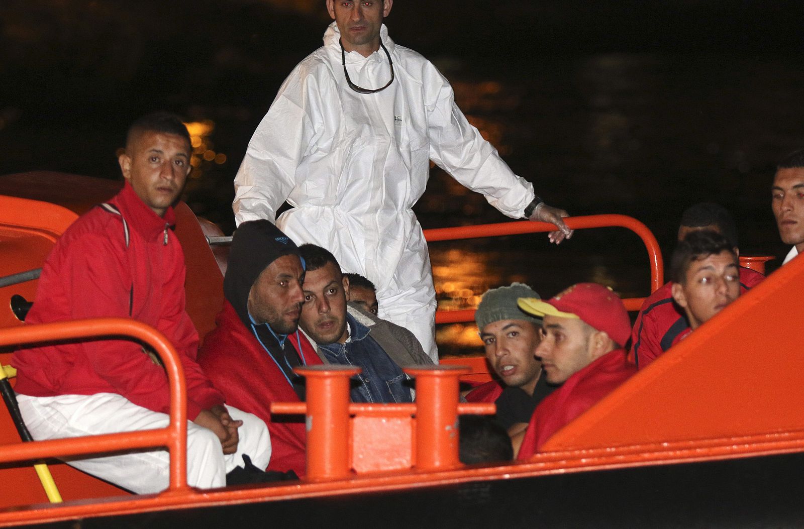 Rescatan a once inmigrantes en aguas de Almería