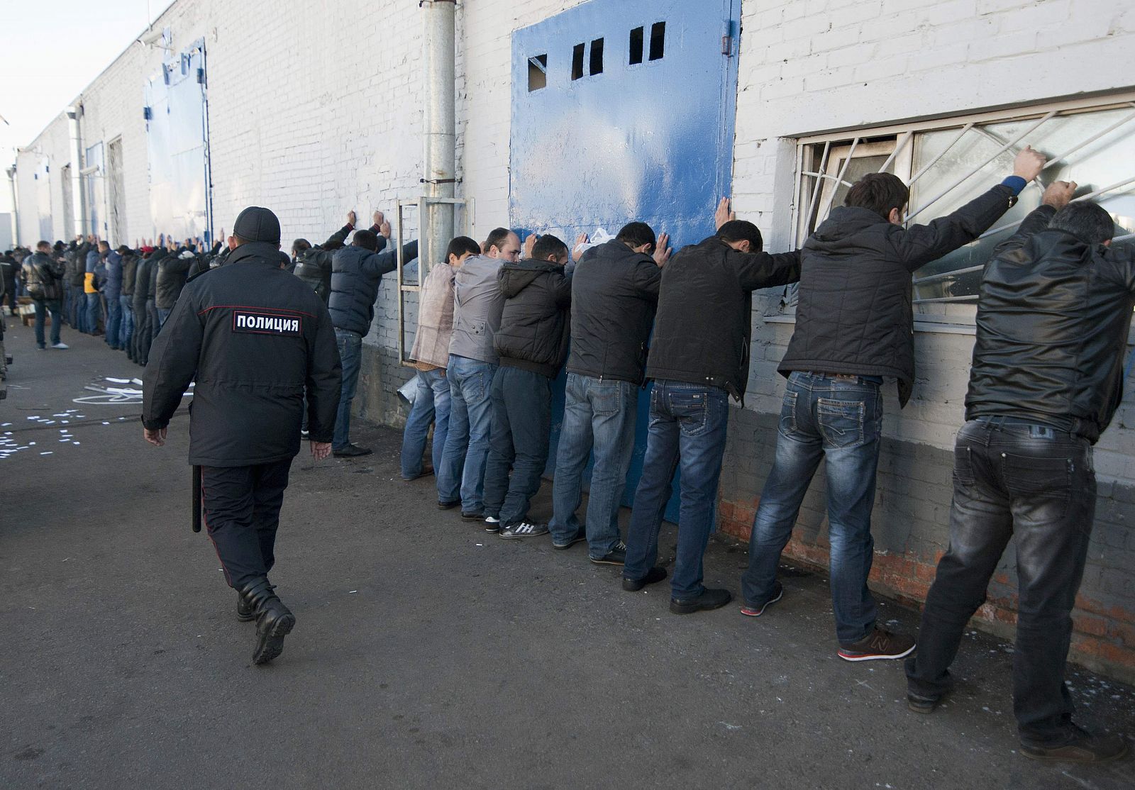 La Policía rusa detiene a trabajadores inmigrantes en Moscú, el pasado 14 de octubre