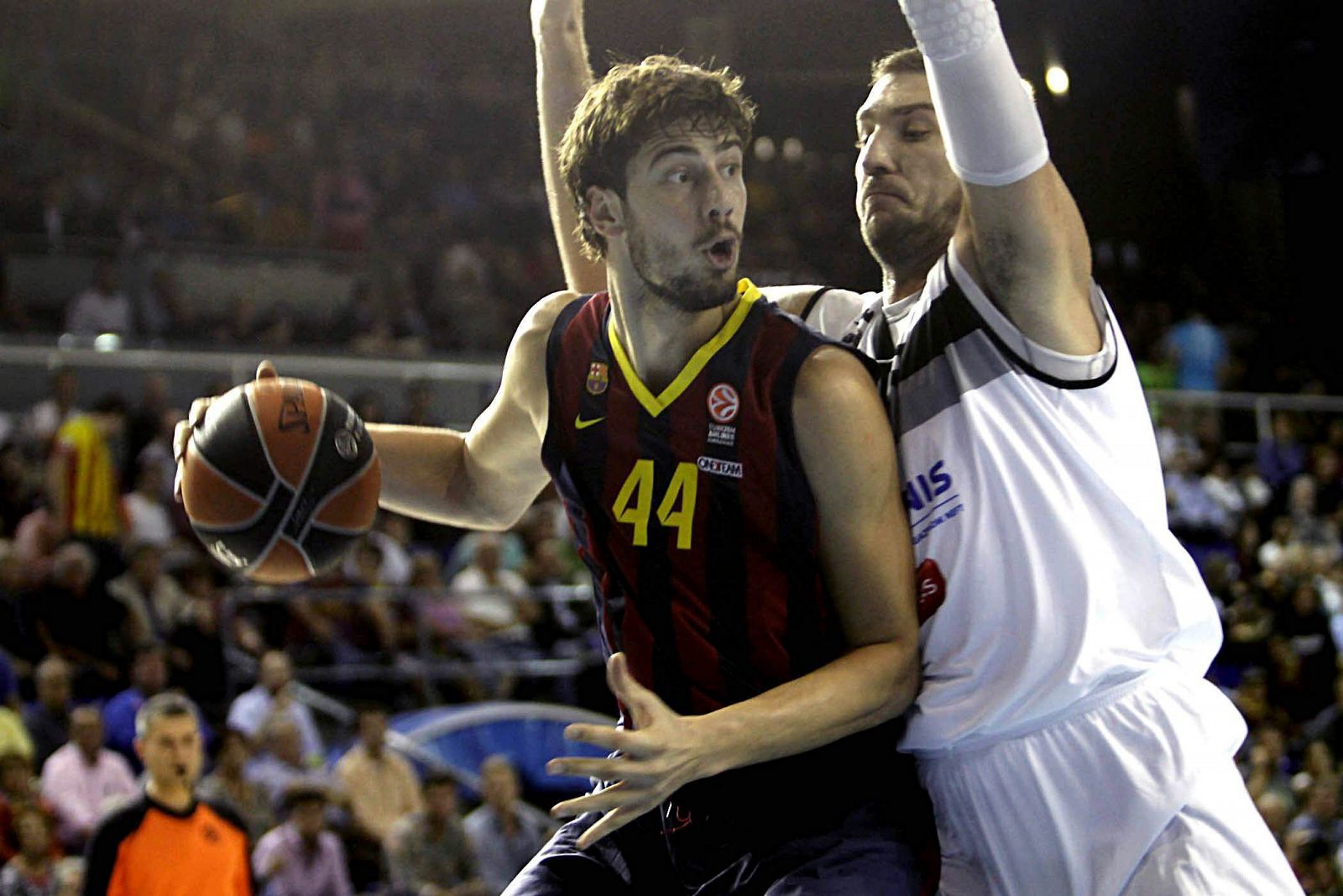 El pívot croata del FC. Barcelona, Ante  Tomic (i) controla el balón ante el pívot serbio del Partizan Belgrado, Dejan Musli