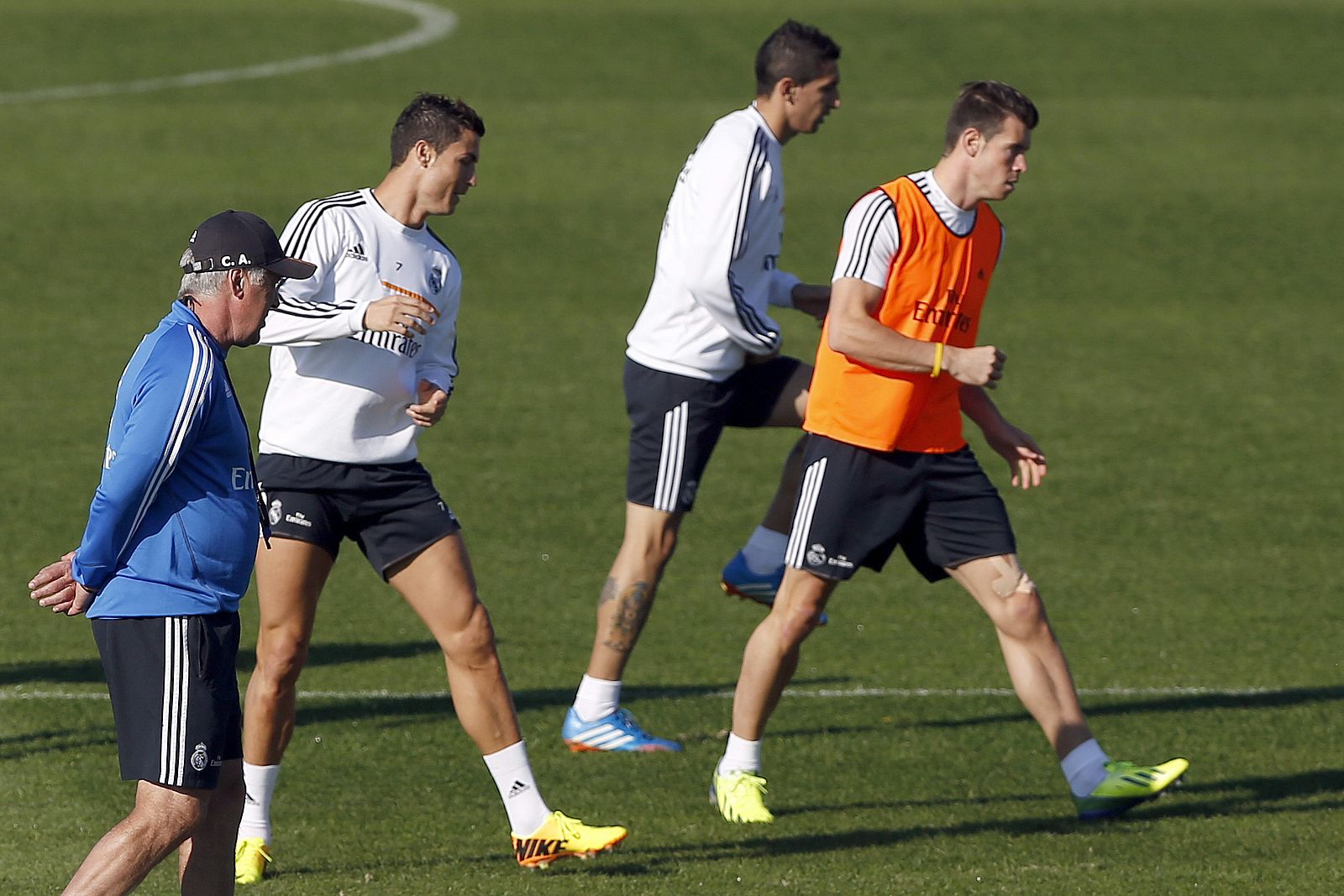 El entrenador del Real Madrid, Carlo Ancelotti, y los jugadores Cristiano Ronaldo, Ángel Di María y Gareth Bale,  en un entrenamiento en la ciudad deportiva de Valdebebas.