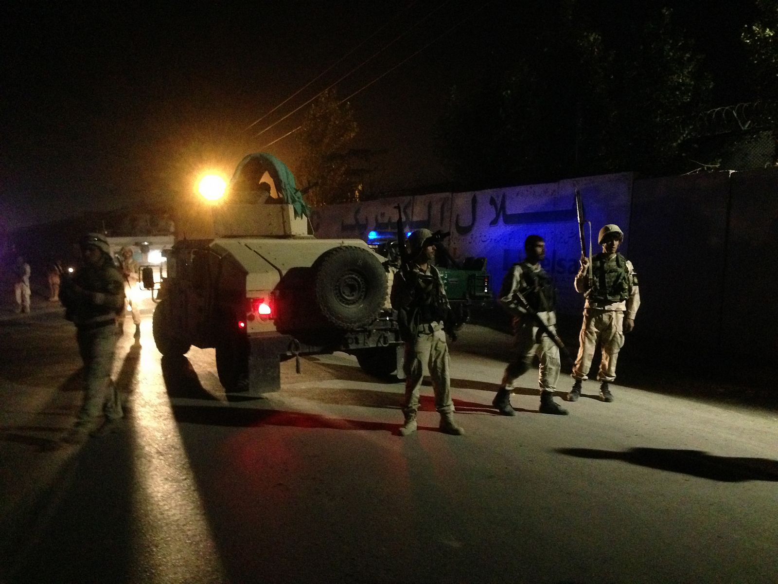 Policía afgana vigila la entrada del complejo Green Village de Kabul