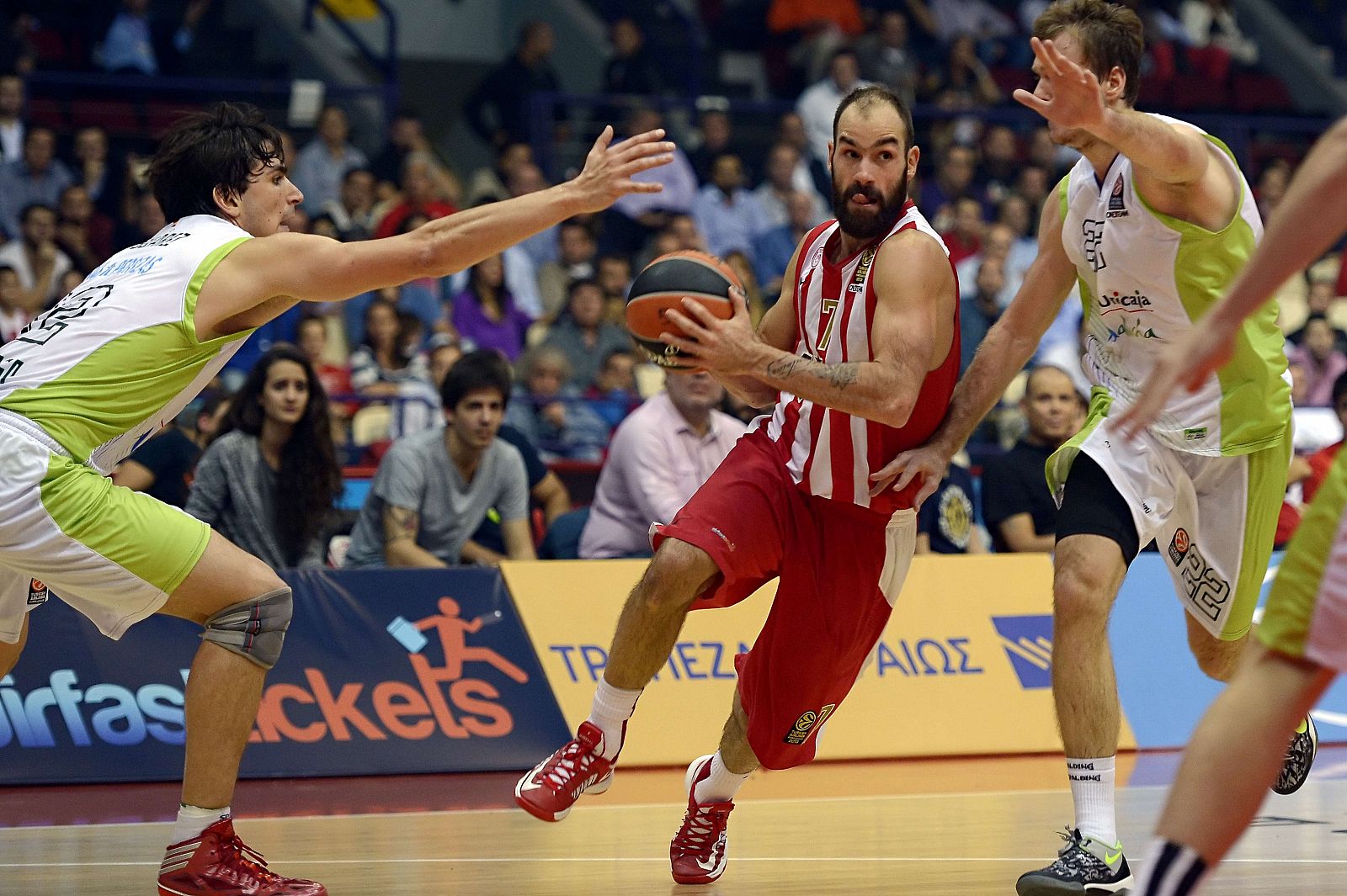 Spanoulis, de Olympiacos, avanza entre Dragic y Suárez, de Unicaja