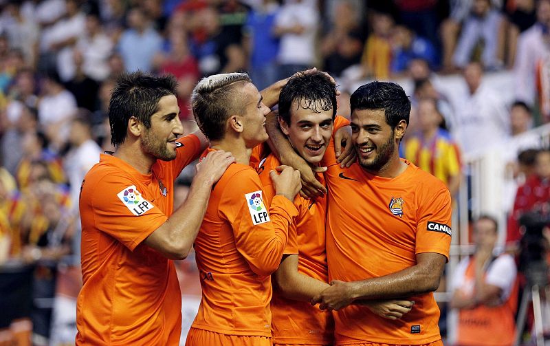 Los jugadores de la Real Sociedad celebran el gol de Rubén Pardo.