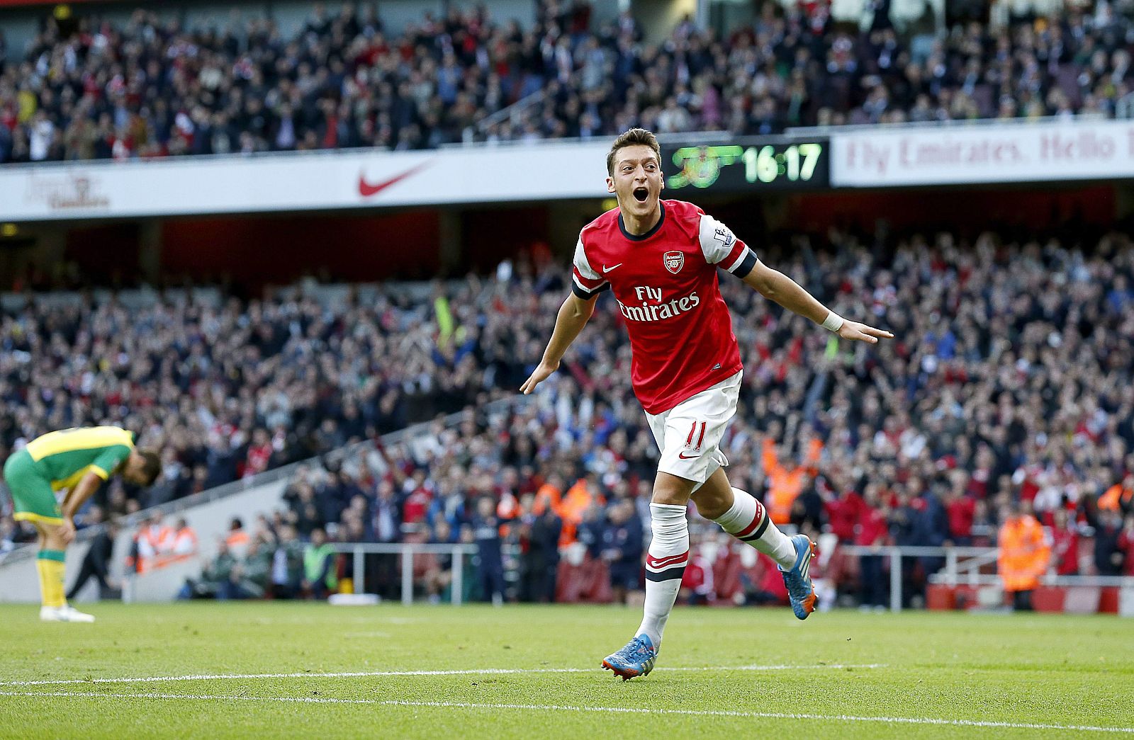 El alemán Mesut Özil celebra uno de sus dos goles.