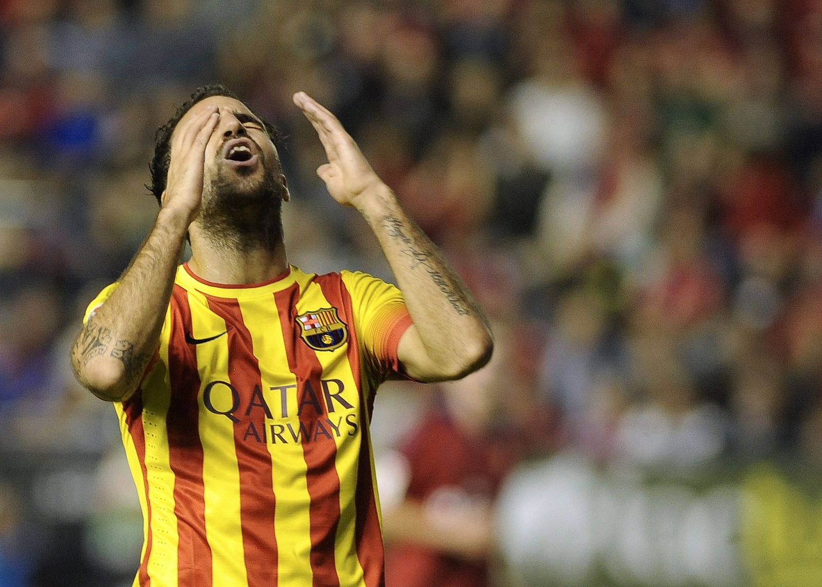 Cesc Fàbregas se lamenta tras fallar una ocasion de gol en el Sadar.