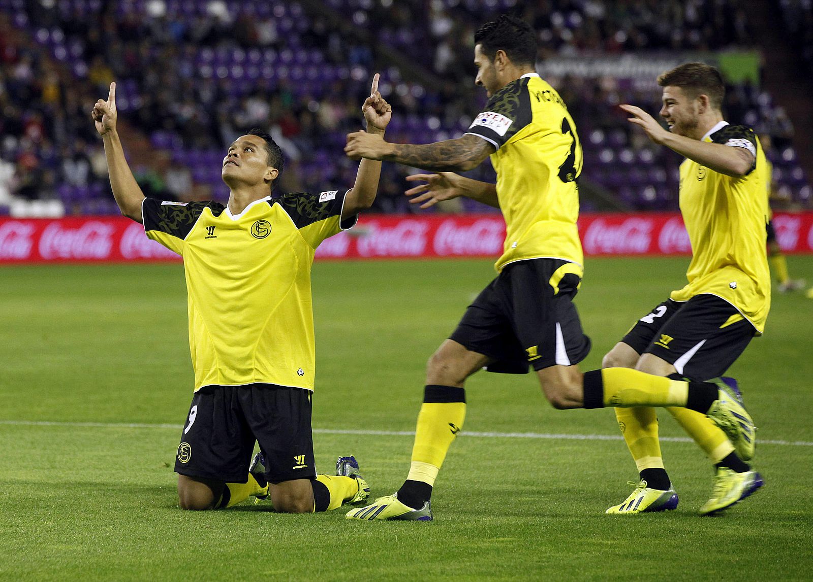 Carlos Arturo Bacca (i) celebra el primer gol del partido.