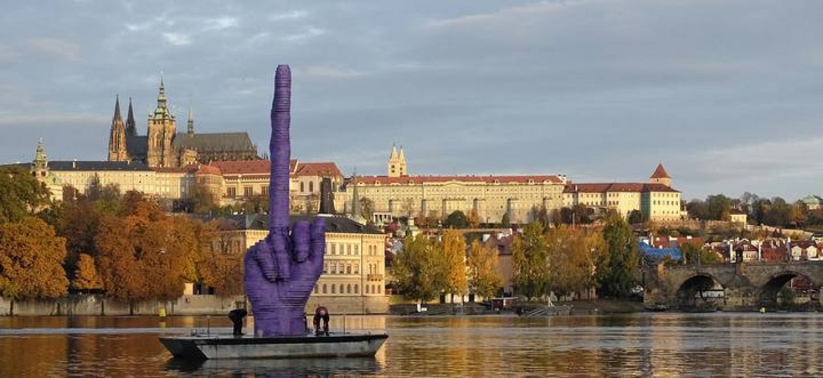 Una Peineta Gigante Se Erige En Pleno Rio En Praga Como Protesta Politica Rtve Es