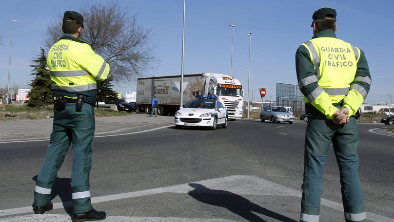 Los agentes de la Agrupación de Tráfico de la Guardia Civil y los diveros policías locales, vigilarán que los conductores cumplen las normas de circulación.