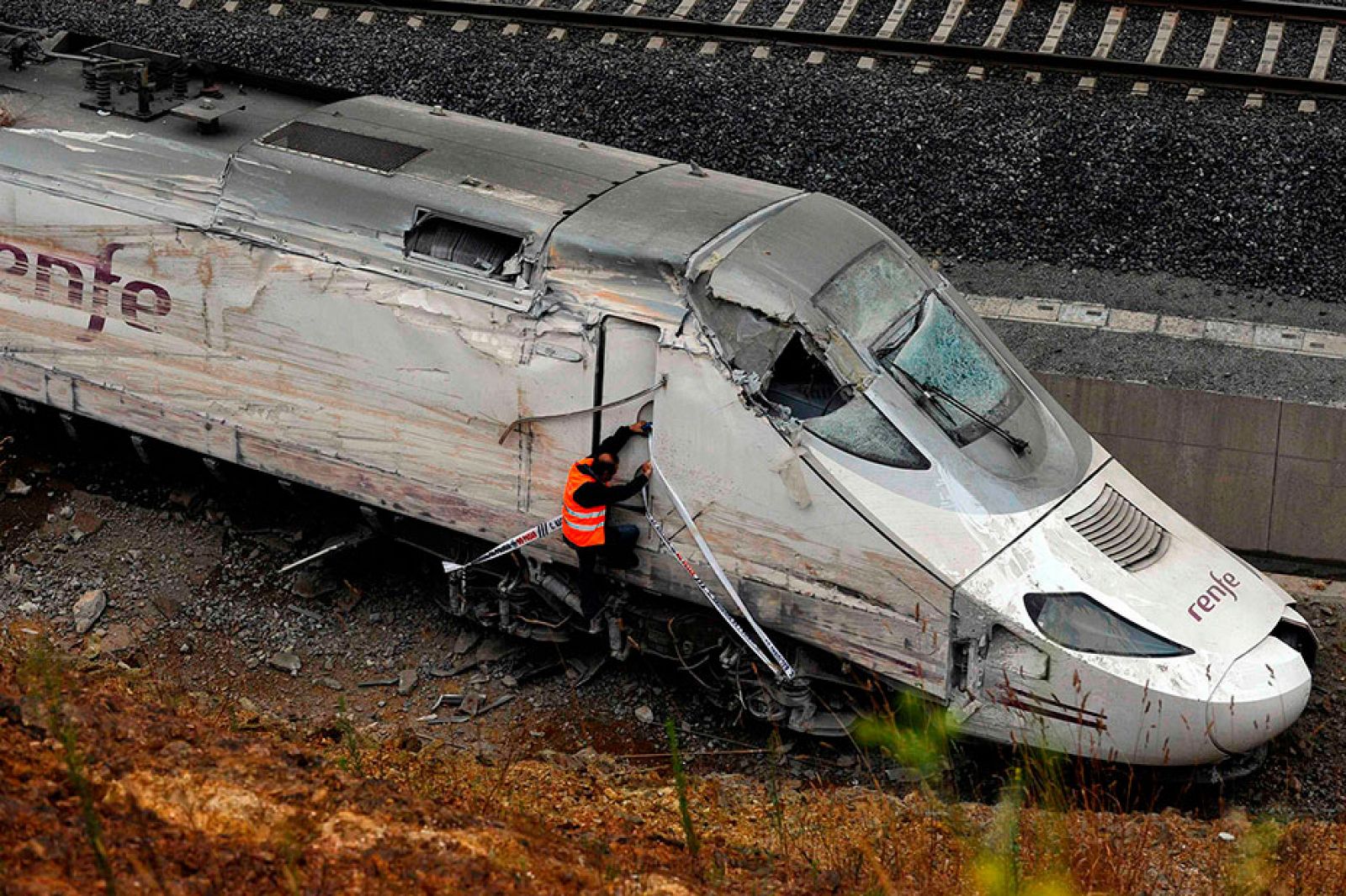 Uno de los vagones siniestrados en el accidente de tren de Santiago.