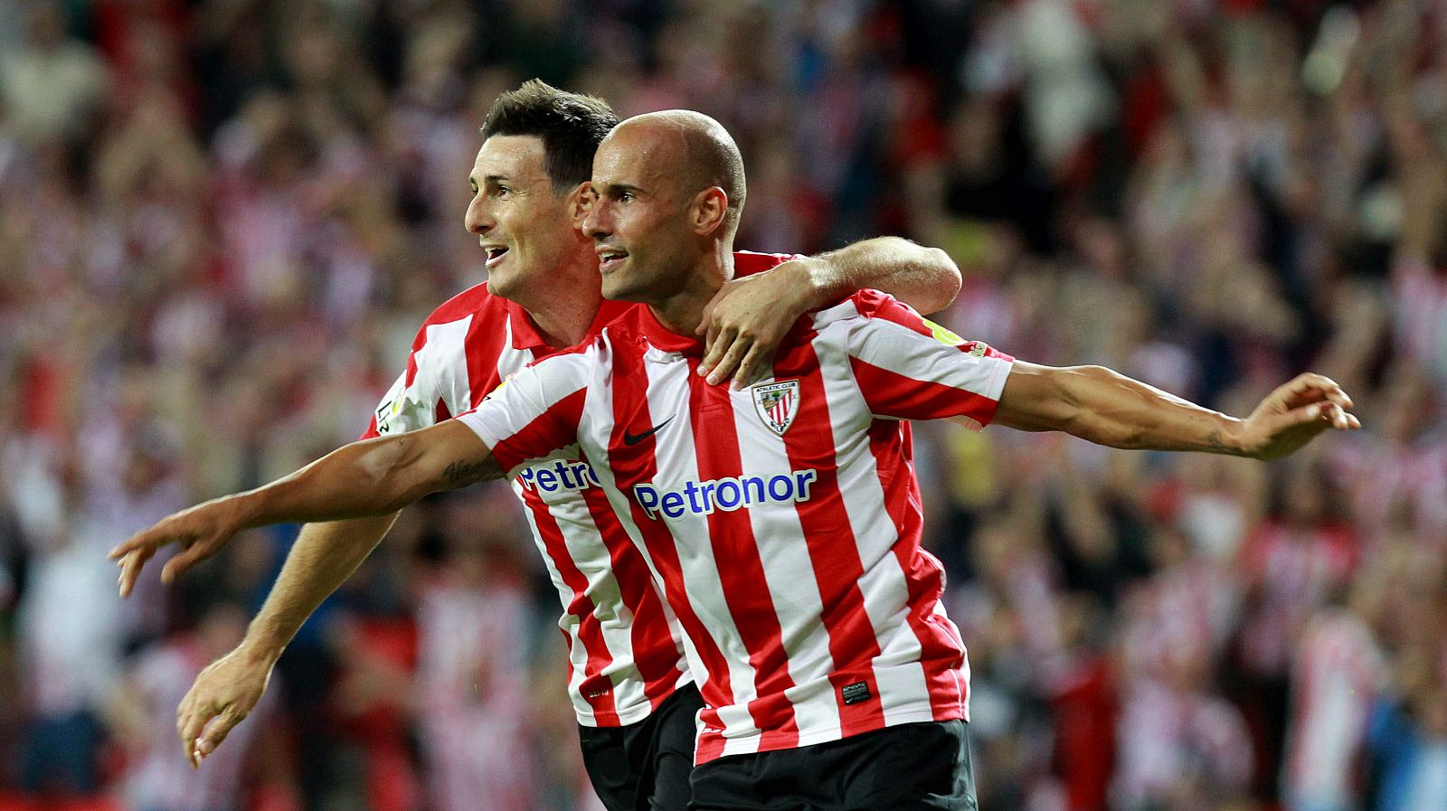 Los jugadores del Athletic Club de Bilbao, Aritz Aduriz (i) y Mikel Rico, celebran el primer gol del equipo bilbaino