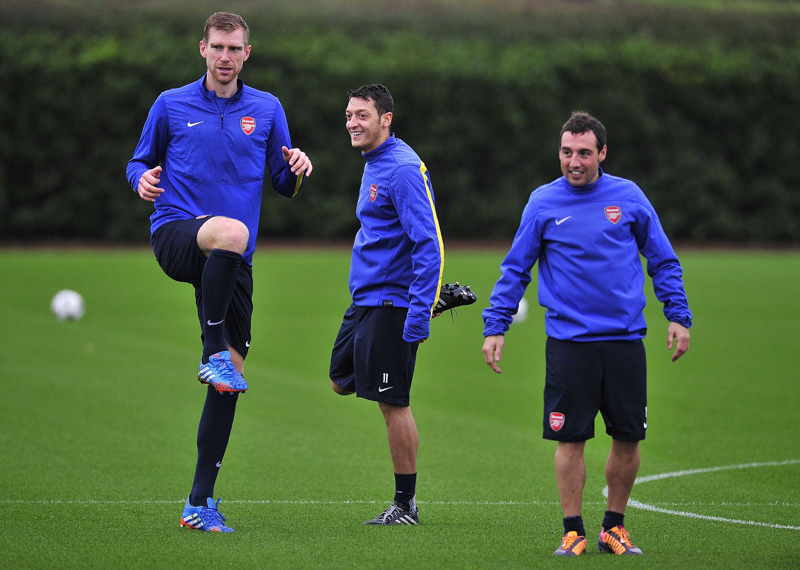 Los jugadores del Arsenal Mertesacker, Özil y Cazorla, en un entrenamiento del equipo londinense.