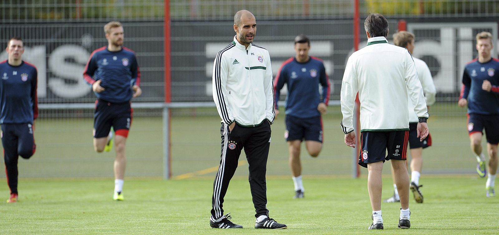 El entrenador del Bayern de Múnich, Pep Guardiola (c), dirige una sesión de entrenamiento