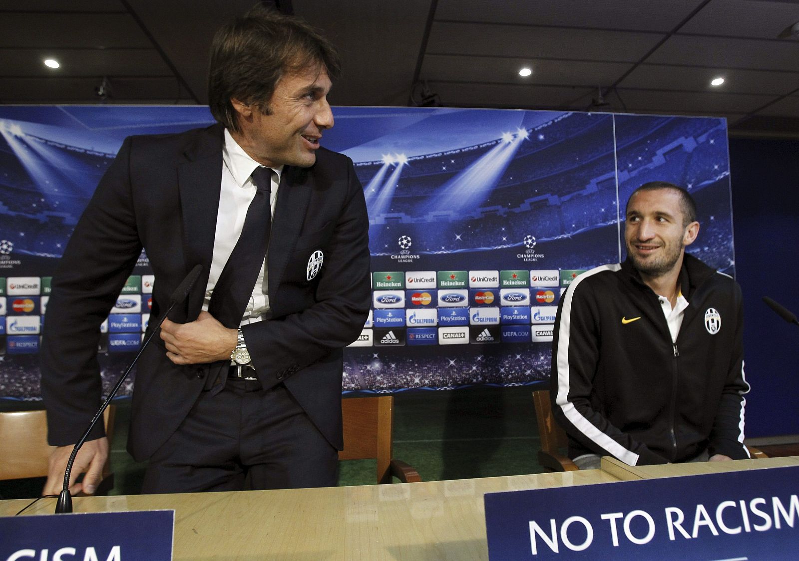 El entrenador de la Juventus de Turín, Antonio Conte (i), y el defensa Giorgio Chiellini (d); durante la rueda de prensa