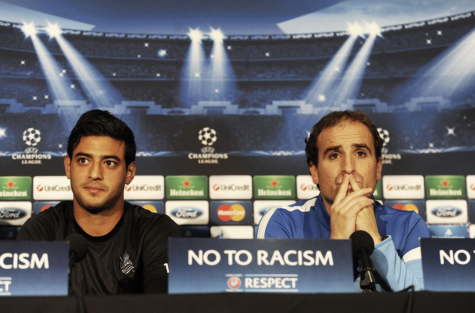 El director técnico de la Real Sociedad de España, Jagoba Arrasate (d), y el jugador Carlos Vela (i)