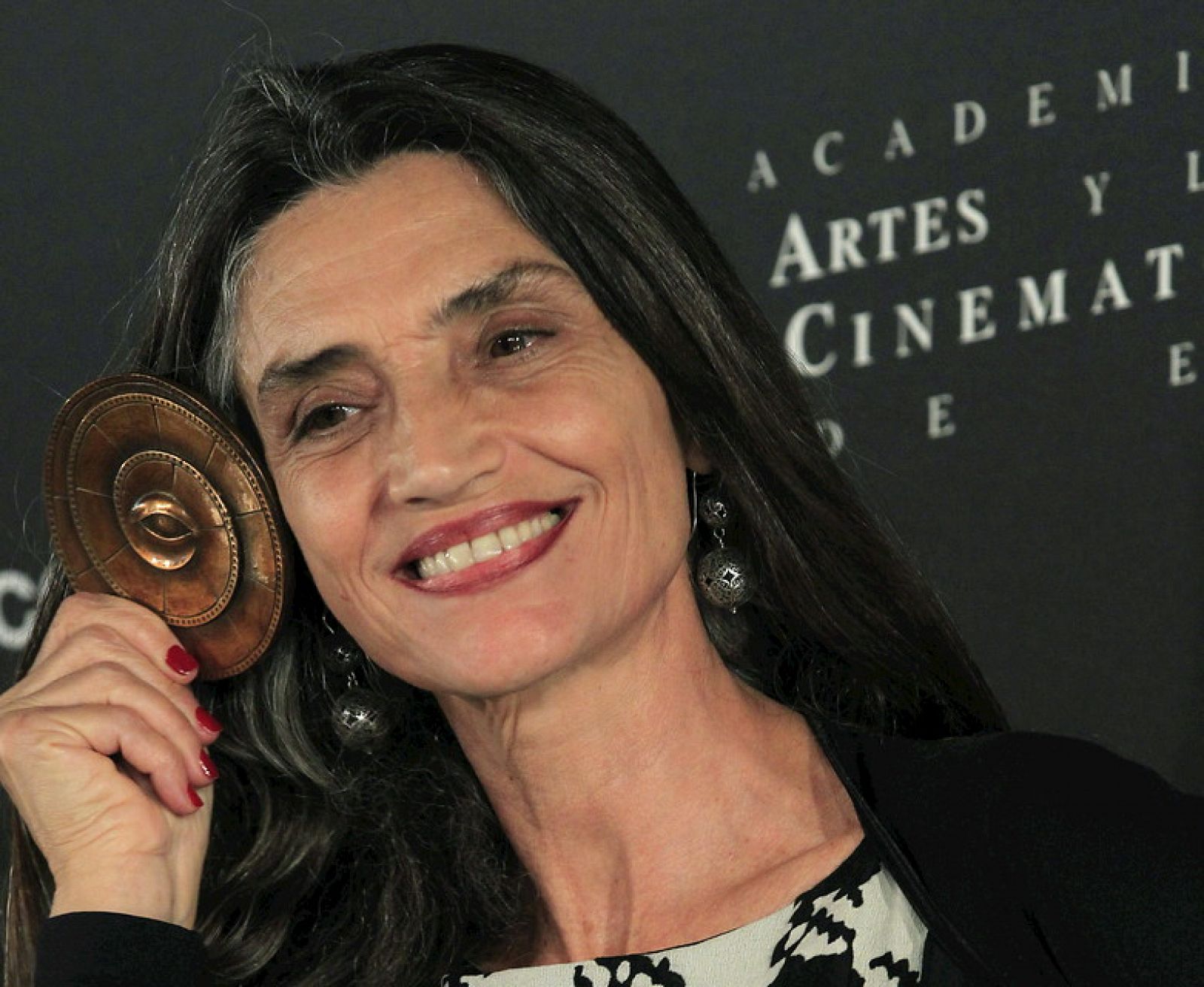 La actriz Ángela Molina recibió hoy la Medalla de Oro 2013 de la Academia de Cine en una ceremonia celebrada en la sede de esa institución en Madrid.