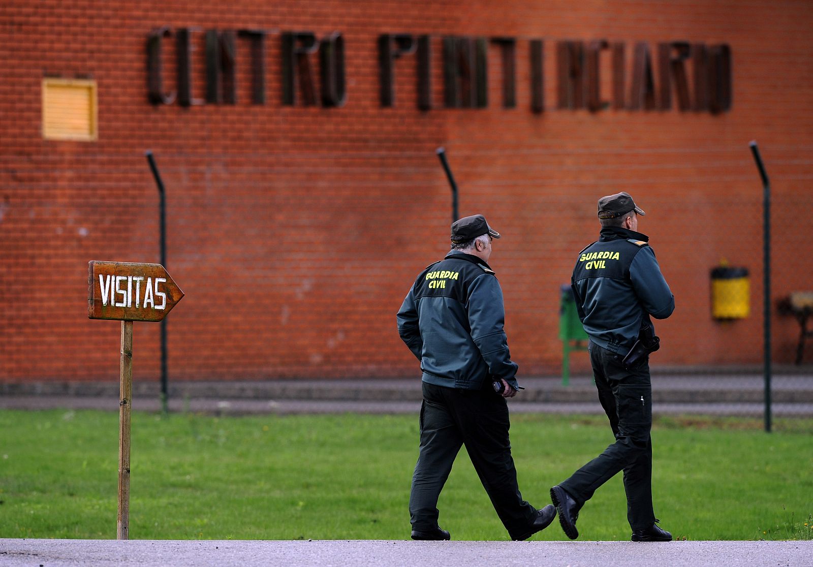Dos guardia civiles en la cárcel de Teixeiro donde este martes fue excarcelada Inés del Río