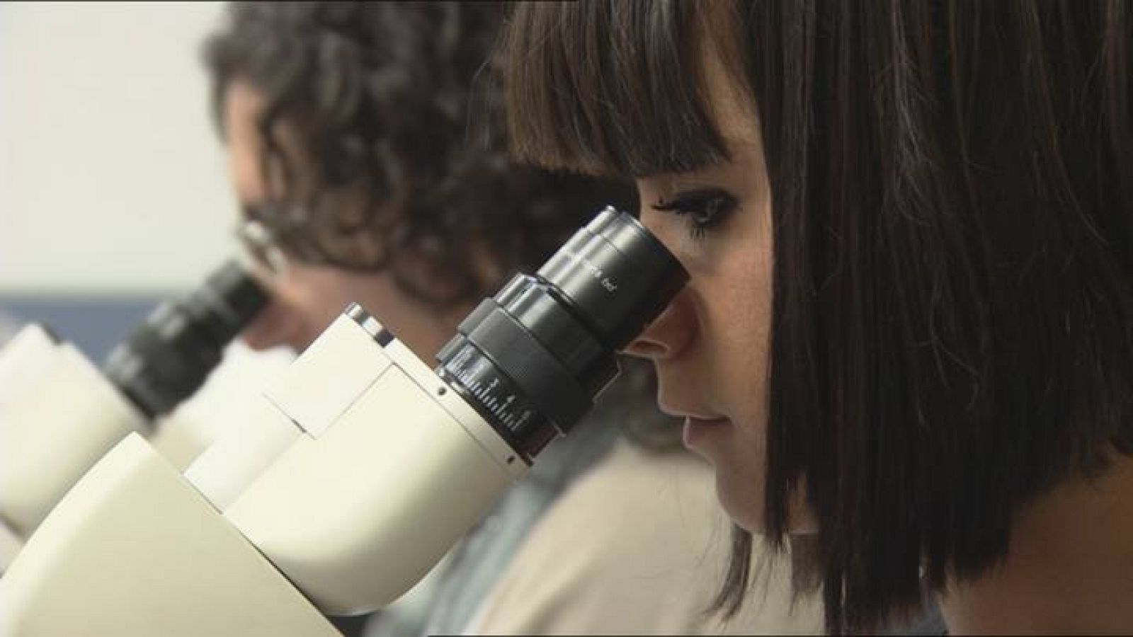 Jóvenes en un laboratorio