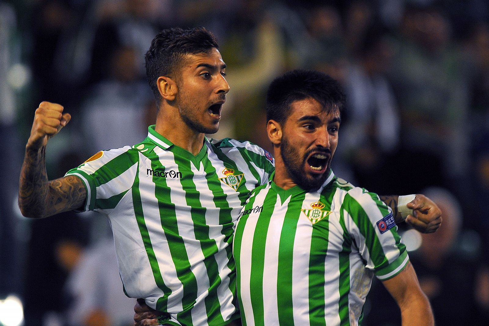 Vadillo (L) celebra con Chuli el gol de la victoria.