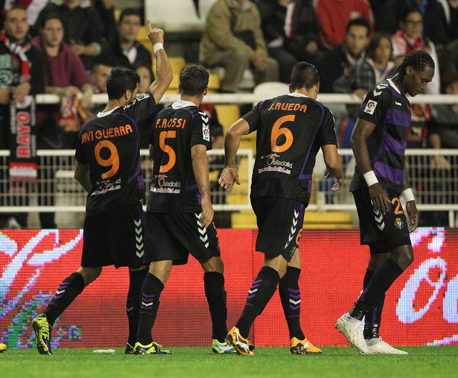 Los jugadores del Real Valladolid celebran el segundo gol del equipo pucelano.