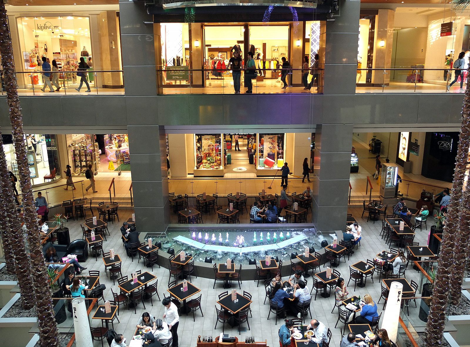 Un grupo de ciudadanos hace sus compras en un centro comercial.