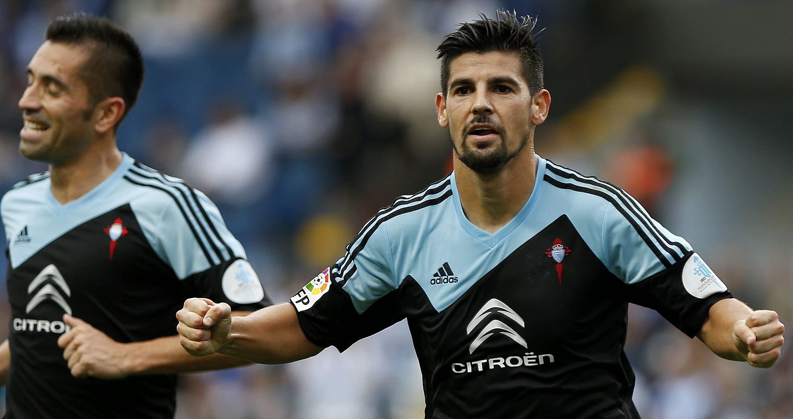 El delantero del Celta de Vigo, Manuel Agudo 'Nolito', celebra su gol, cuarto del equipo, junto a su compañero Charles.