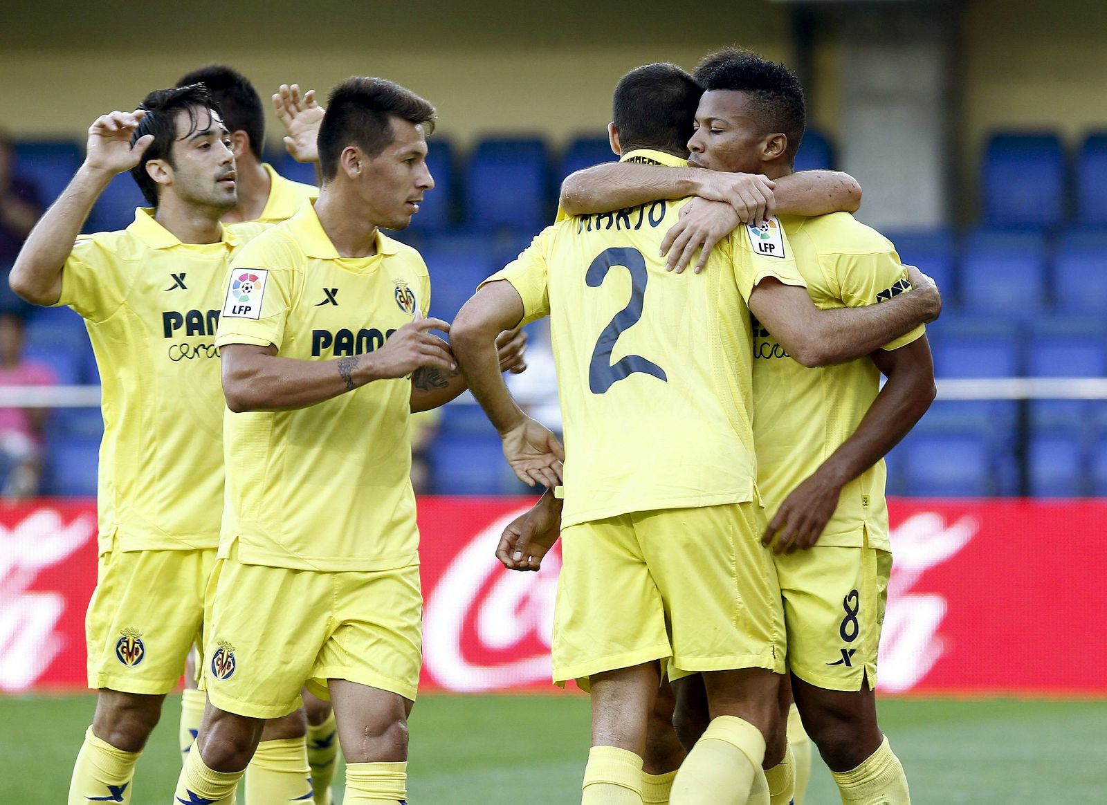 Ikechuwku Uche recibe la felicitación de sus compañeros tras marcar el primer gol.