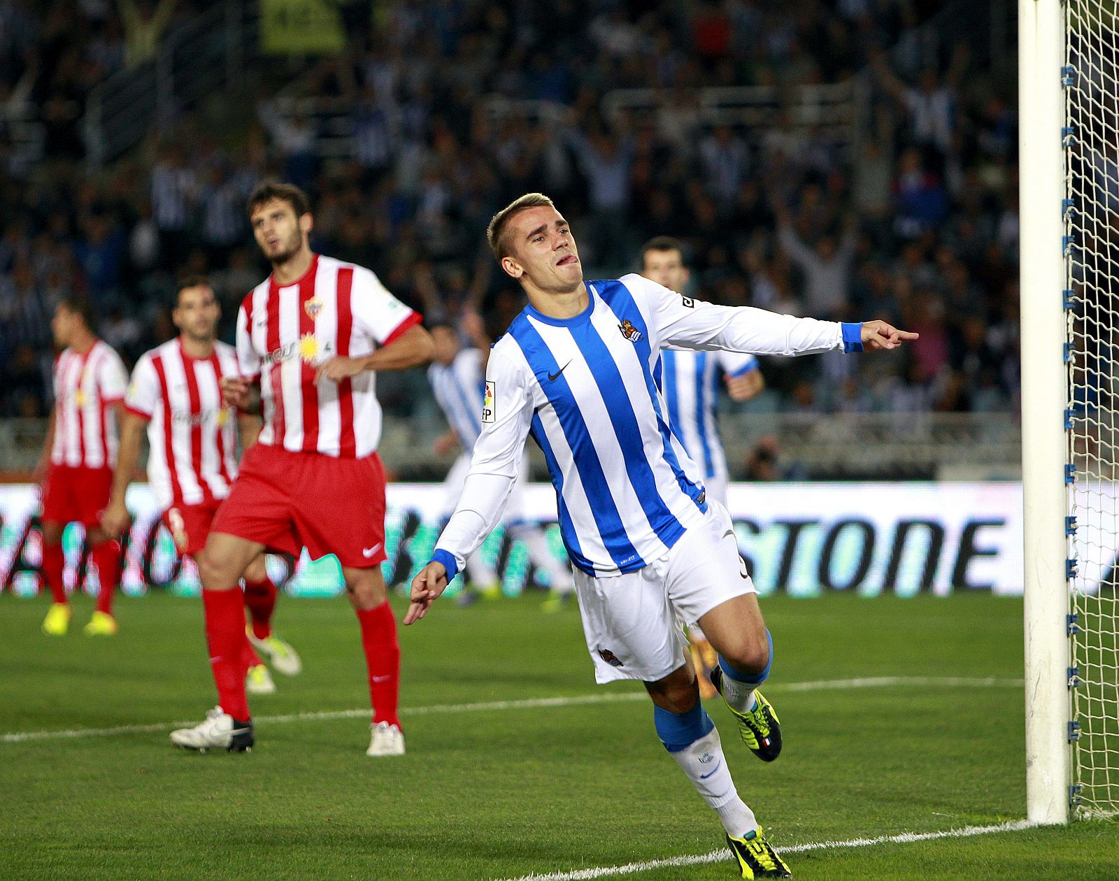 Antoine Griezmann (d) celebra el segundo gol que ha marcado al Almería.