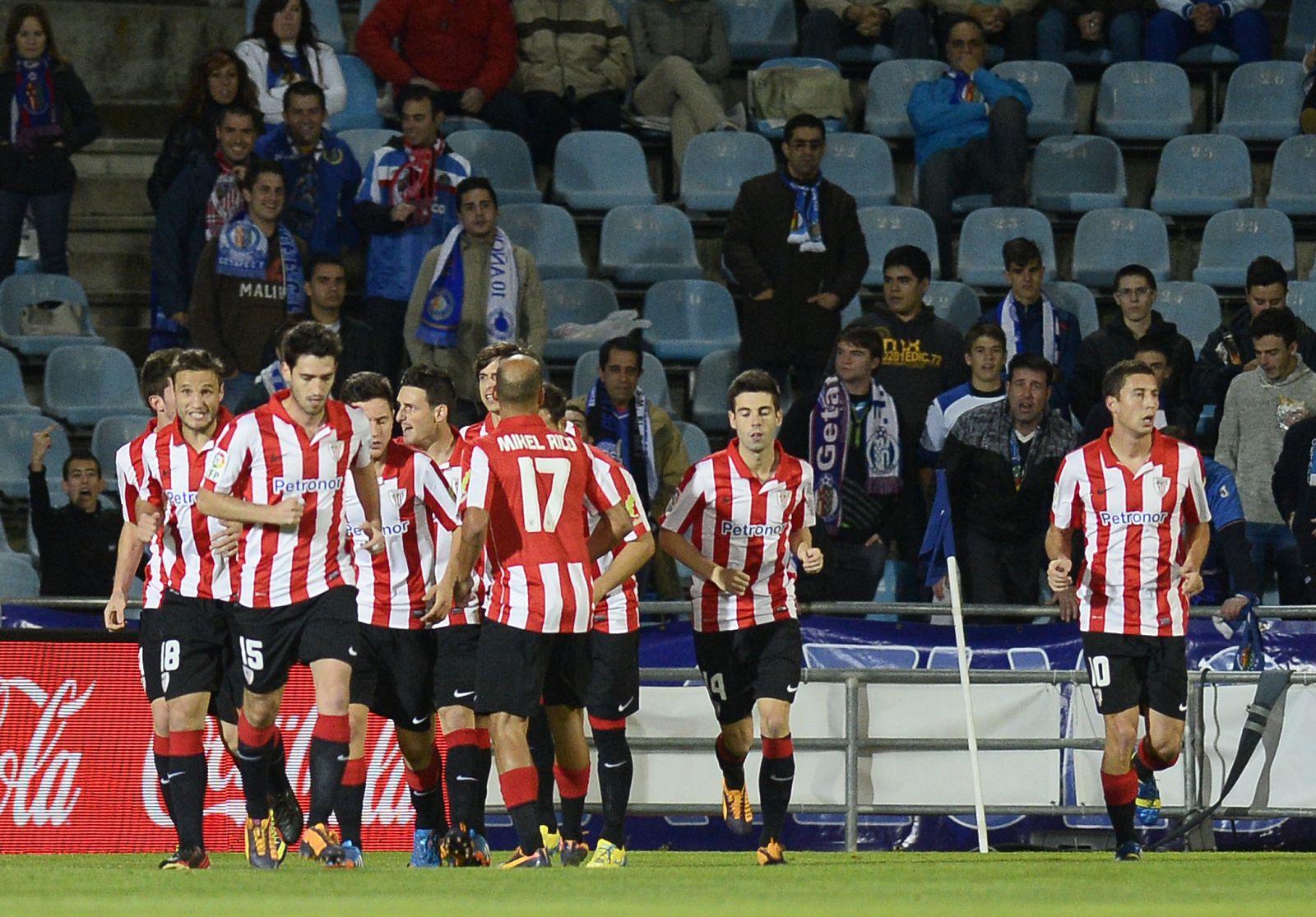 Los jugadores del Athletic celebran el gol de Laporte