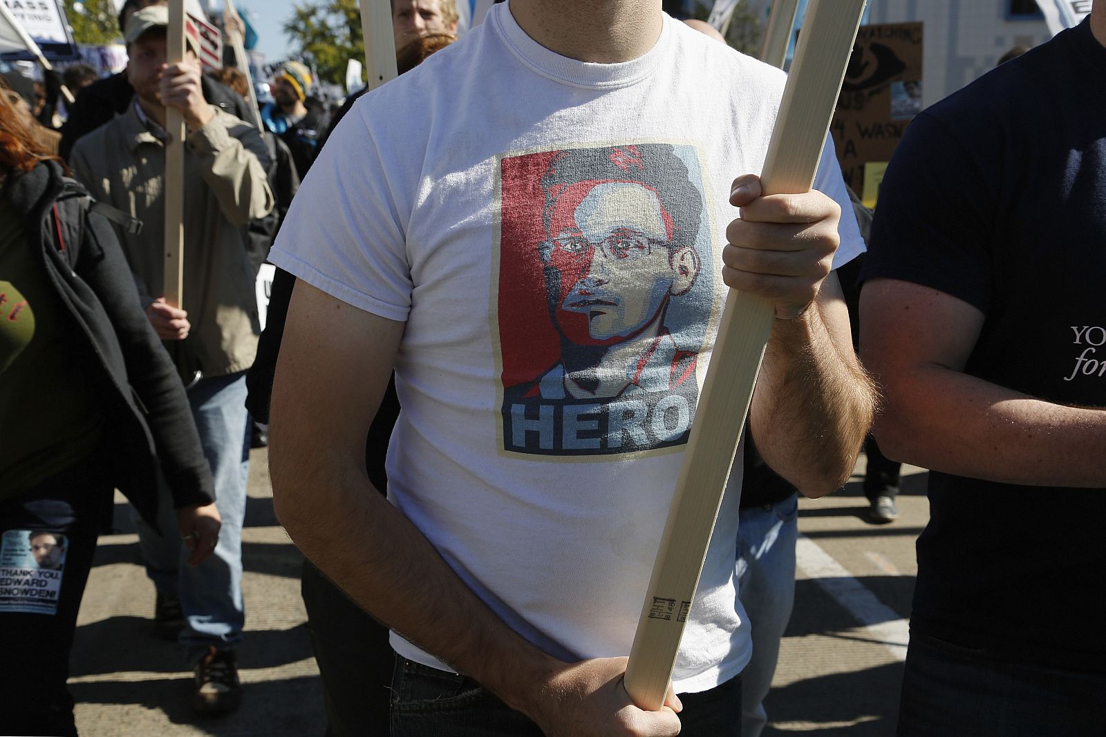 La cara de Edward Snowden, en una camiseta durante una protesta contra el espionaje en Washington