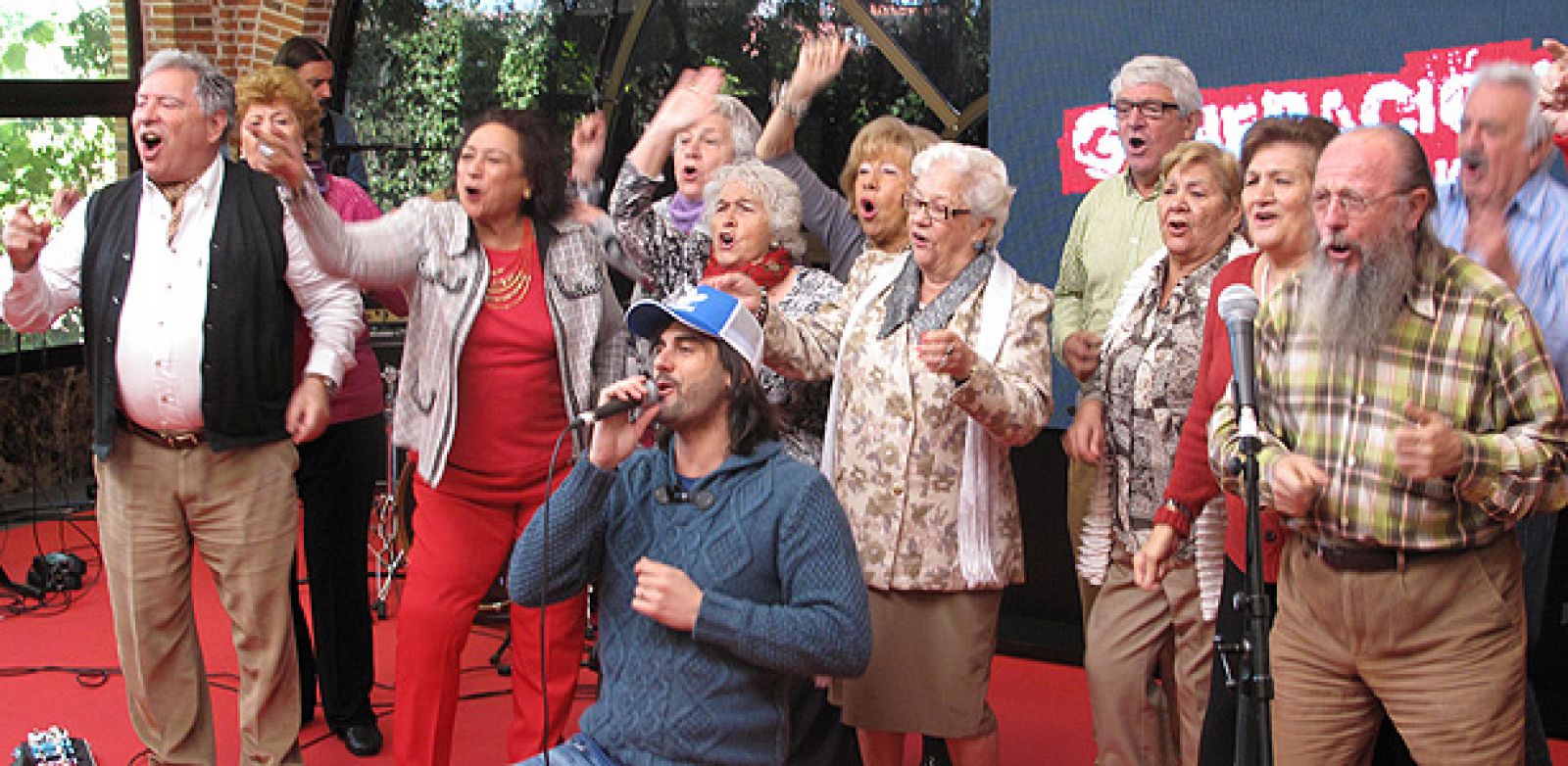 Melendi en pleno concierto con los participantes de 'Generación Rock'