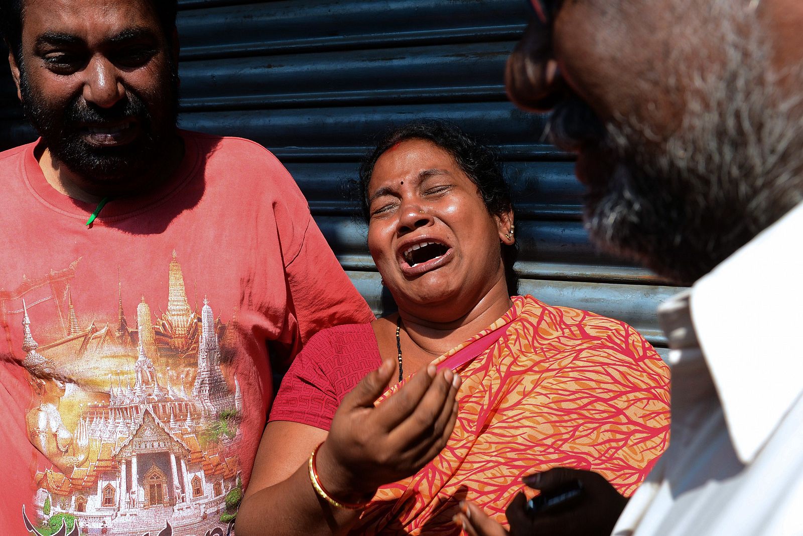 Familiares de los fallecidos en el accidente de autobús en la India